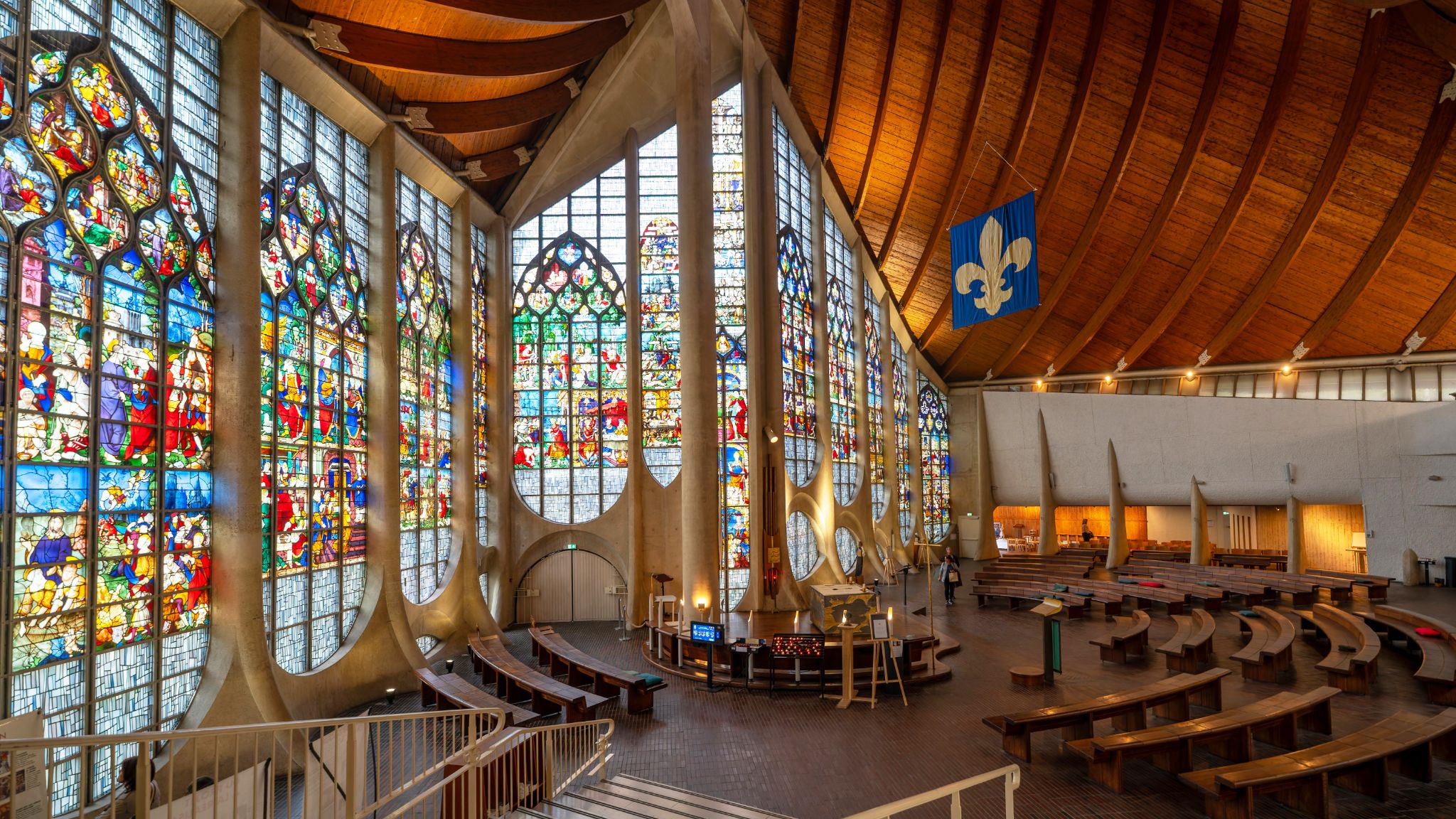 20250916 172845 Rouen   Église Sainte Jeanne d'Arc, 1979 erbaut,  wo Jeanne d'Arc 1431  19jährig auf dem Scheiterhaufen verbrannt wurde   Luminar